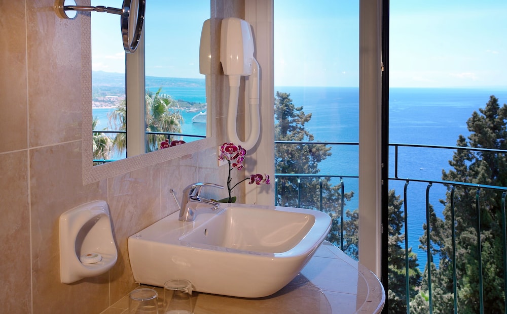 Hotel Villa Belvedere — Hotel rooms in Taormina, Sicily