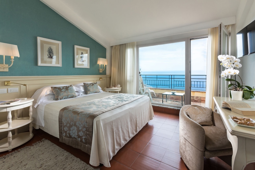 Hotel Villa Belvedere — Hotel rooms in Taormina, Sicily