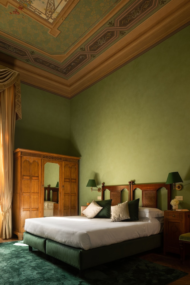 Loggiato dei Serviti — Hotel rooms in Florence, Tuscany