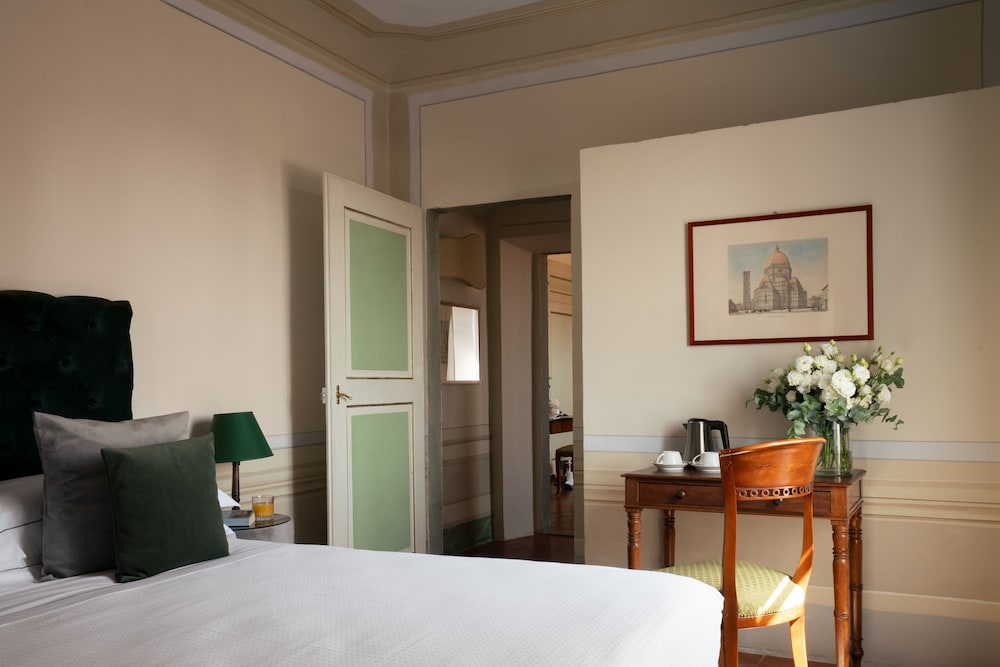 Loggiato dei Serviti — Hotel rooms in Florence, Tuscany