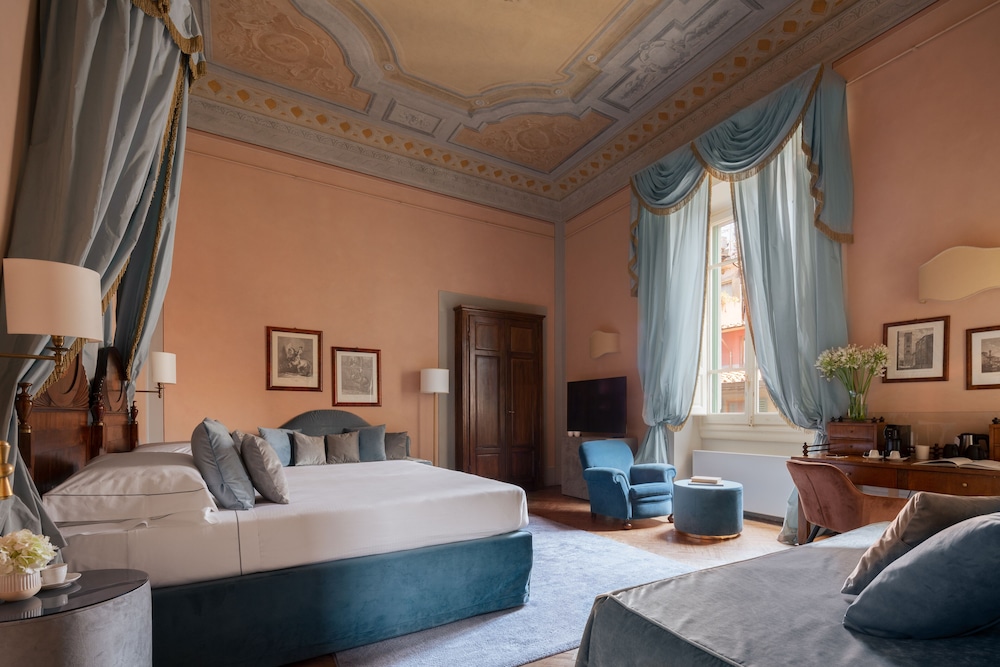 Loggiato dei Serviti — Hotel rooms in Florence, Tuscany
