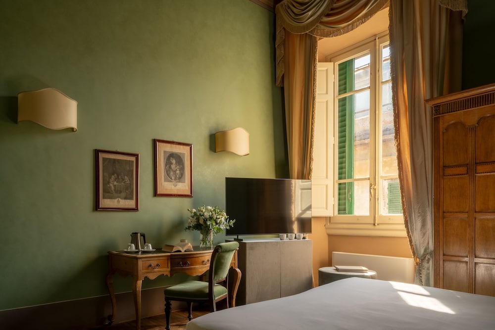 Loggiato dei Serviti — Hotel rooms in Florence, Tuscany