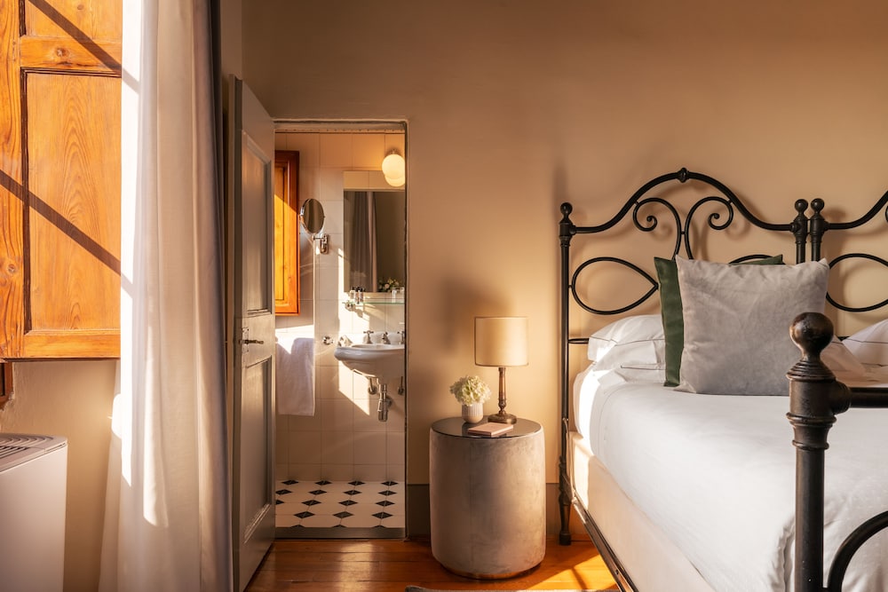 Loggiato dei Serviti — Hotel rooms in Florence, Tuscany