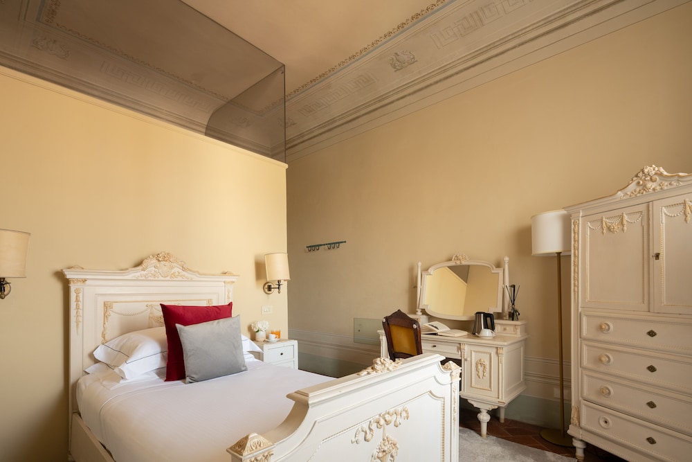 Loggiato dei Serviti — Hotel rooms in Florence, Tuscany