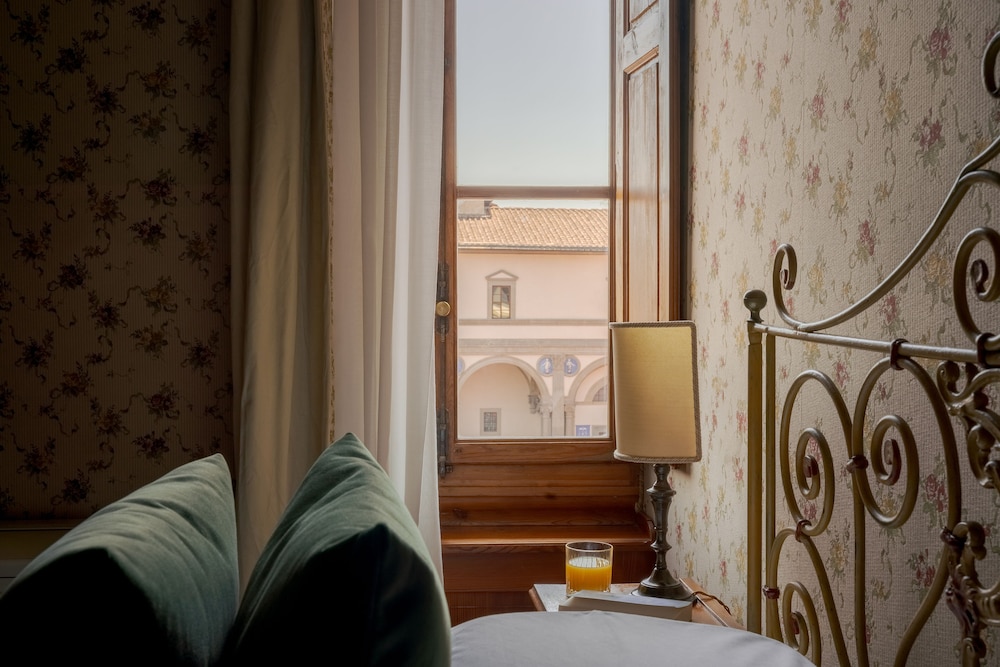 Loggiato dei Serviti — Hotel rooms in Florence, Tuscany