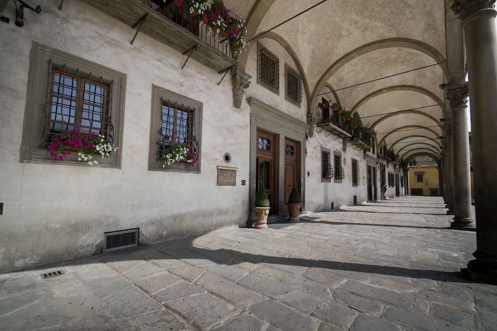 Loggiato dei Serviti — Hotel building in Florence, Tuscany