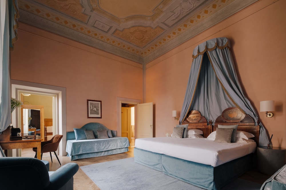 Loggiato dei Serviti — Hotel rooms in Florence, Tuscany