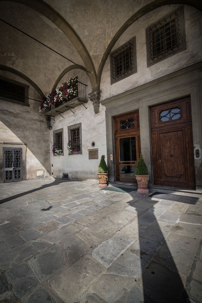 Loggiato dei Serviti — Hotel building in Florence, Tuscany