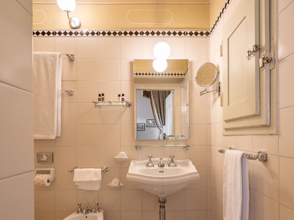 Loggiato dei Serviti — Hotel rooms in Florence, Tuscany
