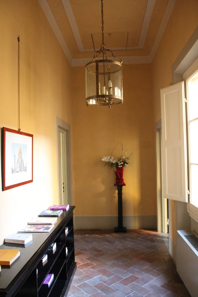 Loggiato dei Serviti — Hotel building in Florence, Tuscany