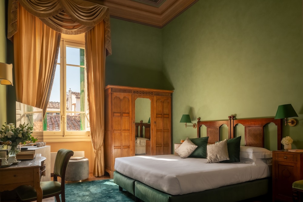 Loggiato dei Serviti — Hotel rooms in Florence, Tuscany