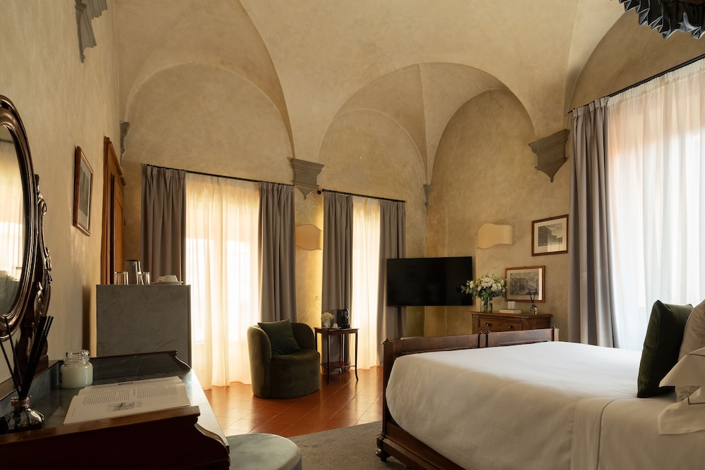 Loggiato dei Serviti — Hotel rooms in Florence, Tuscany