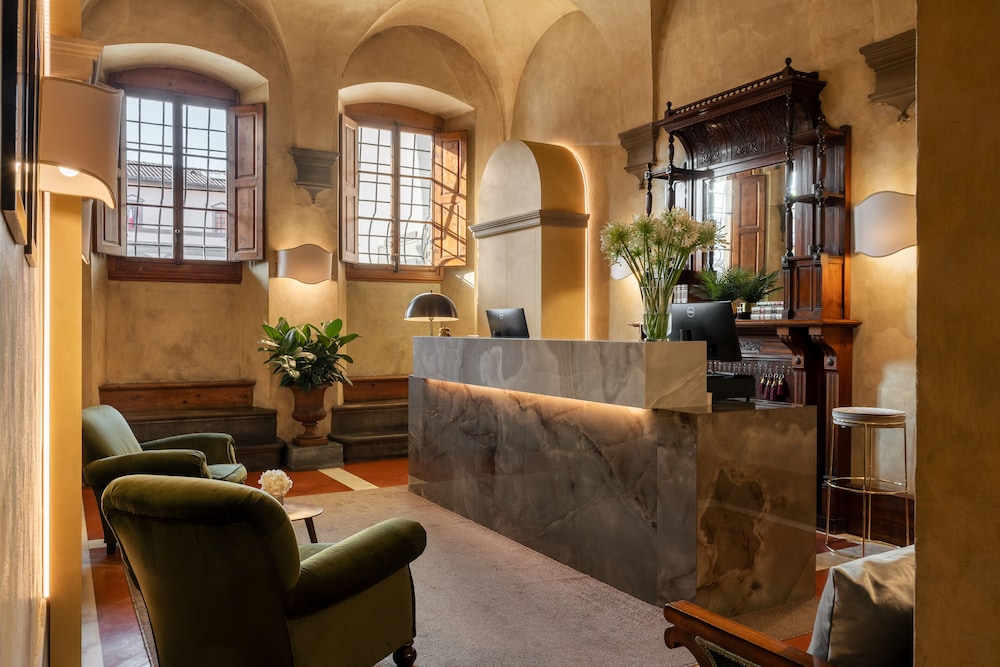 Loggiato dei Serviti — Hotel building in Florence, Tuscany