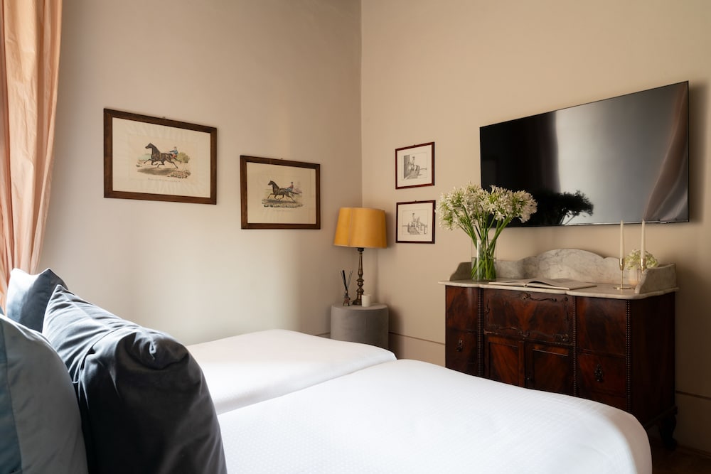 Loggiato dei Serviti — Hotel rooms in Florence, Tuscany