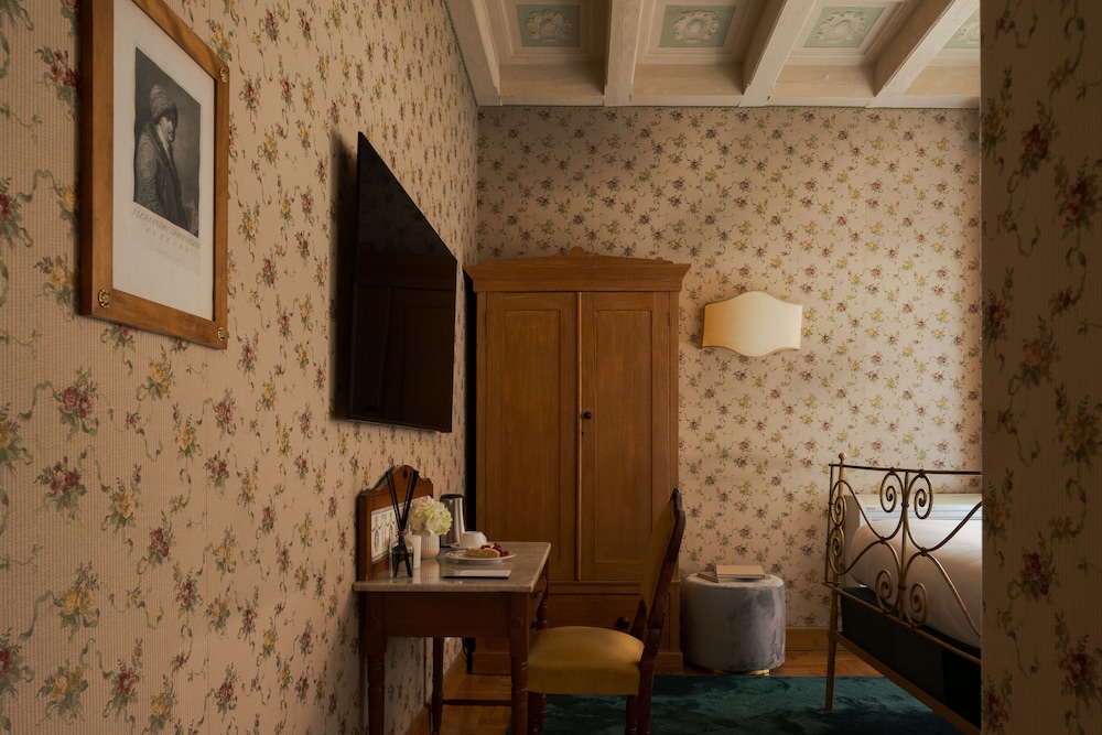 Loggiato dei Serviti — Hotel rooms in Florence, Tuscany