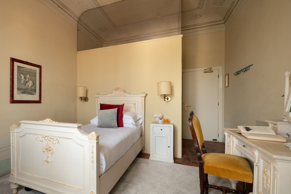 Loggiato dei Serviti — Hotel rooms in Florence, Tuscany