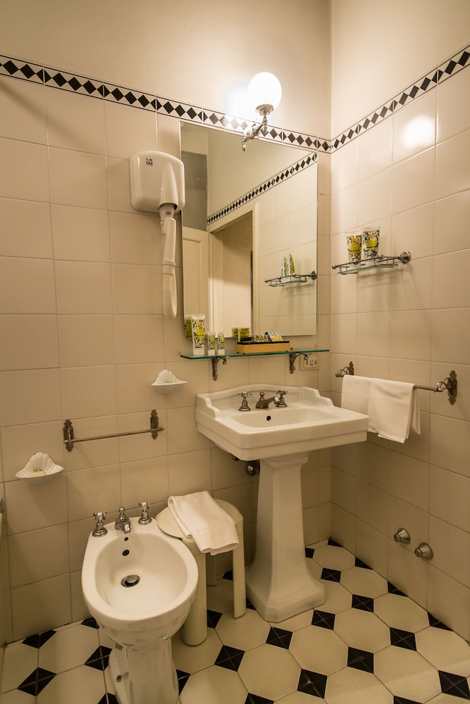 Loggiato dei Serviti — Hotel rooms in Florence, Tuscany