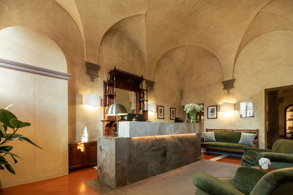 Loggiato dei Serviti — Hotel building in Florence, Tuscany