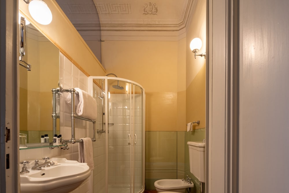 Loggiato dei Serviti — Hotel rooms in Florence, Tuscany