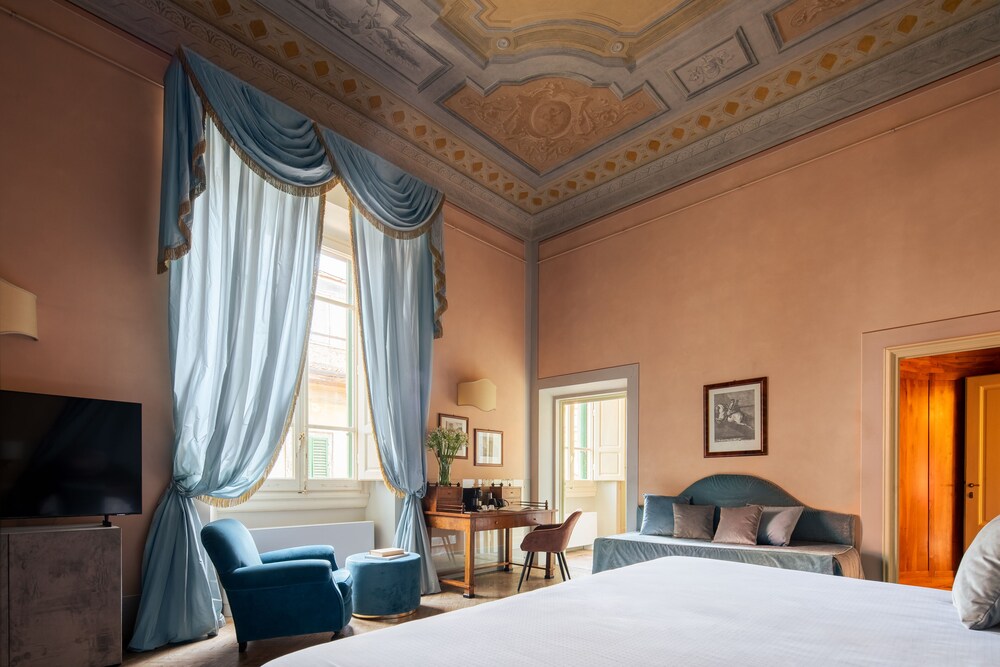 Loggiato dei Serviti — Hotel rooms in Florence, Tuscany