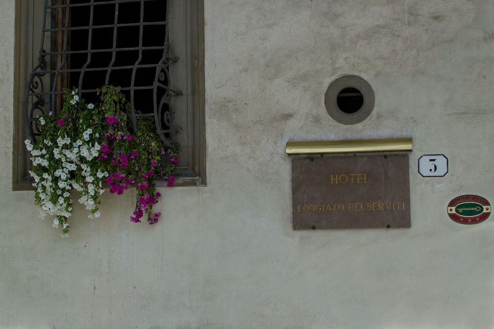 Loggiato dei Serviti — Hotel building in Florence, Tuscany