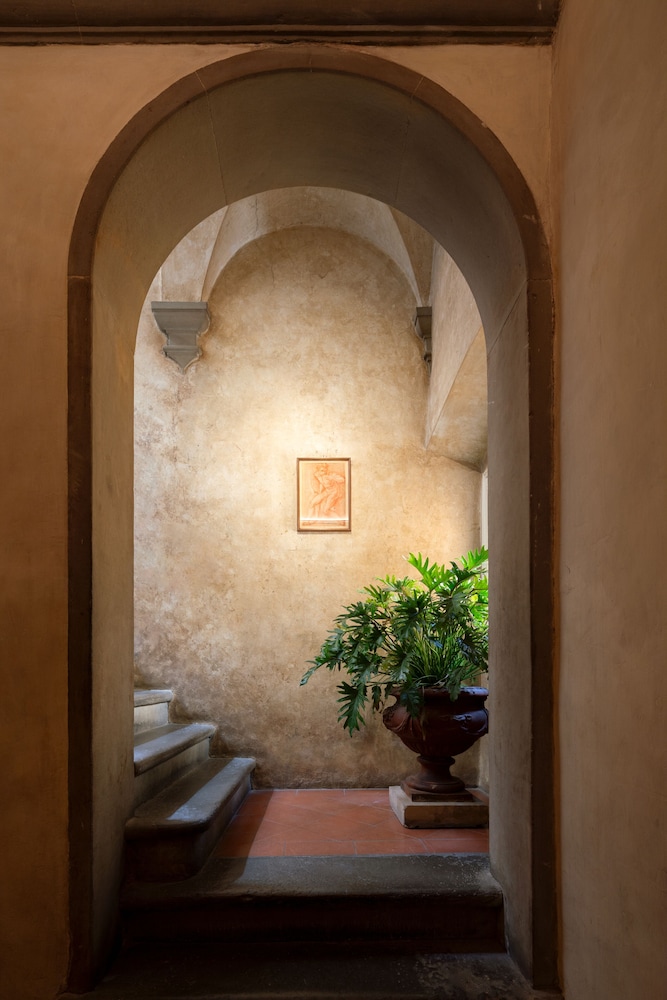 Loggiato dei Serviti — Hotel building in Florence, Tuscany