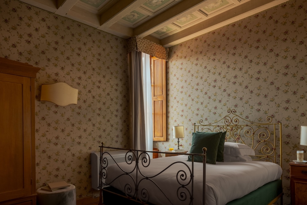 Loggiato dei Serviti — Hotel rooms in Florence, Tuscany