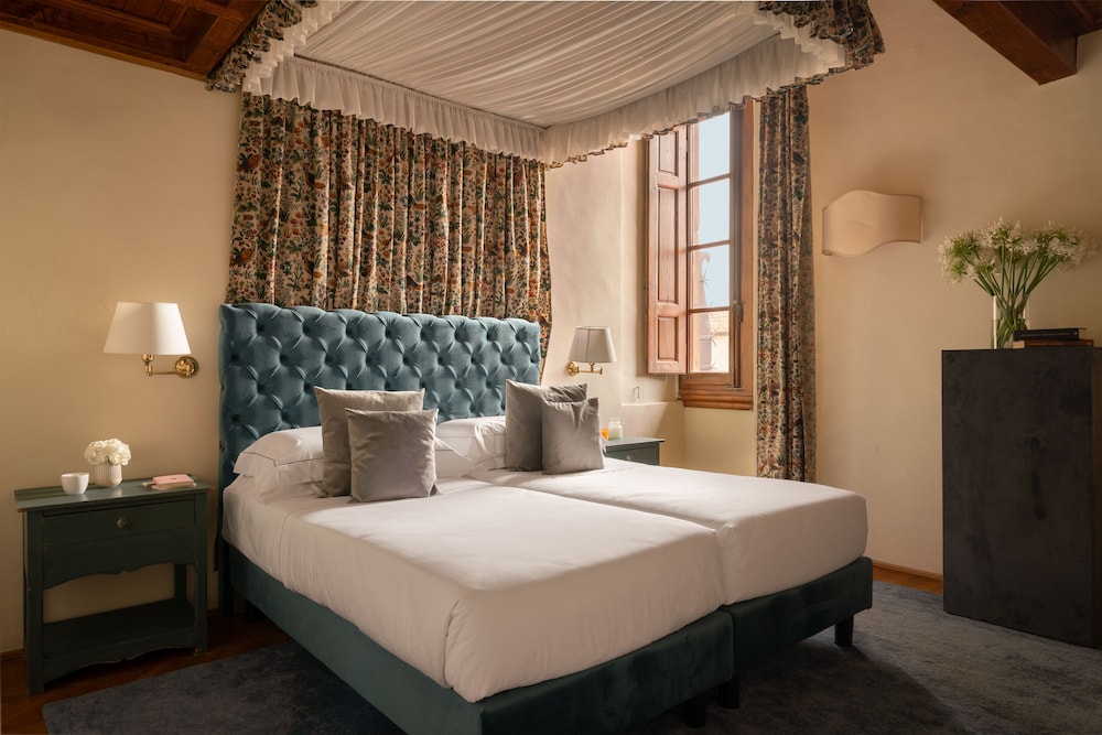 Loggiato dei Serviti — Hotel rooms in Florence, Tuscany