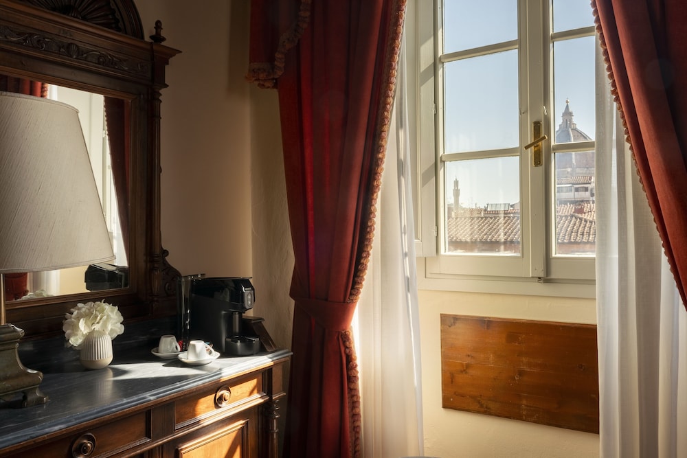 Loggiato dei Serviti — Hotel rooms in Florence, Tuscany