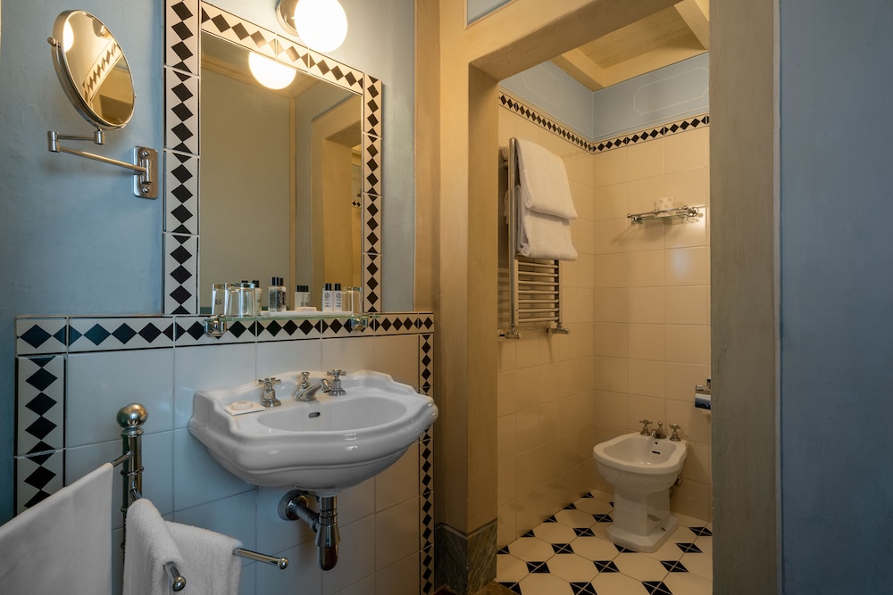 Loggiato dei Serviti — Hotel rooms in Florence, Tuscany