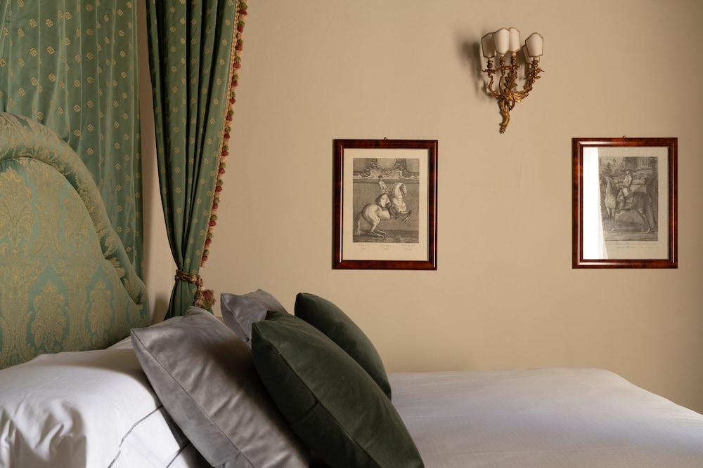 Loggiato dei Serviti — Hotel rooms in Florence, Tuscany