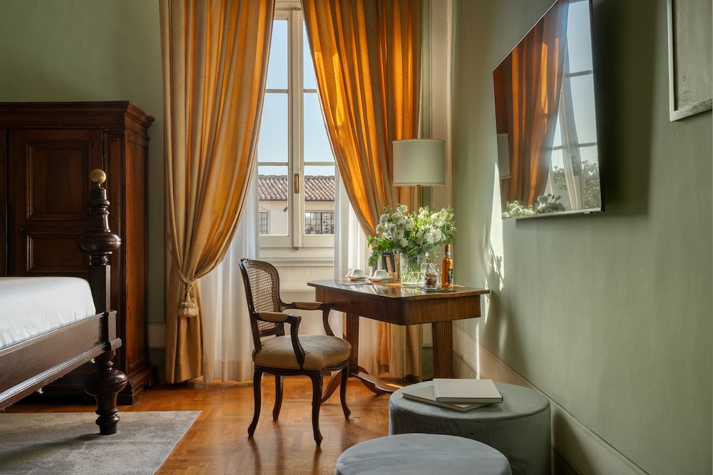 Loggiato dei Serviti — Hotel rooms in Florence, Tuscany