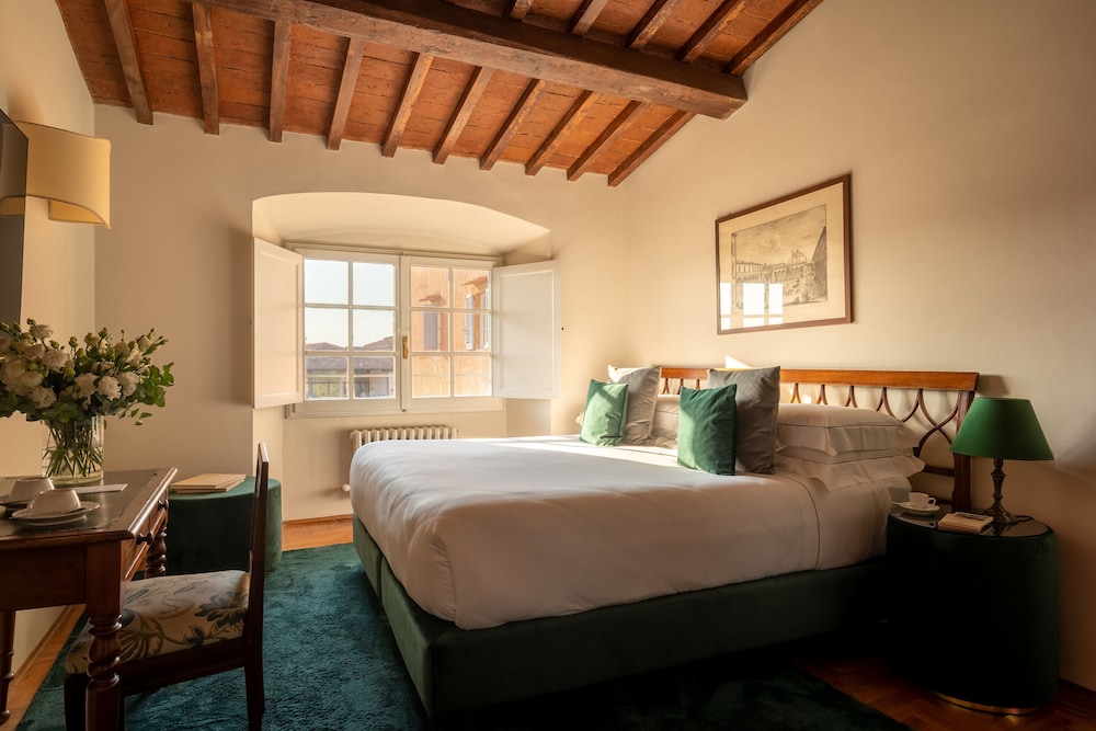 Loggiato dei Serviti — Hotel rooms in Florence, Tuscany