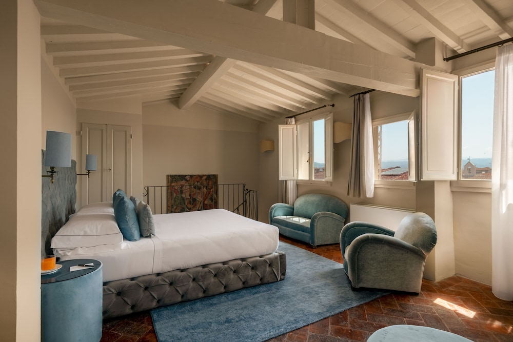 Loggiato dei Serviti — Hotel rooms in Florence, Tuscany