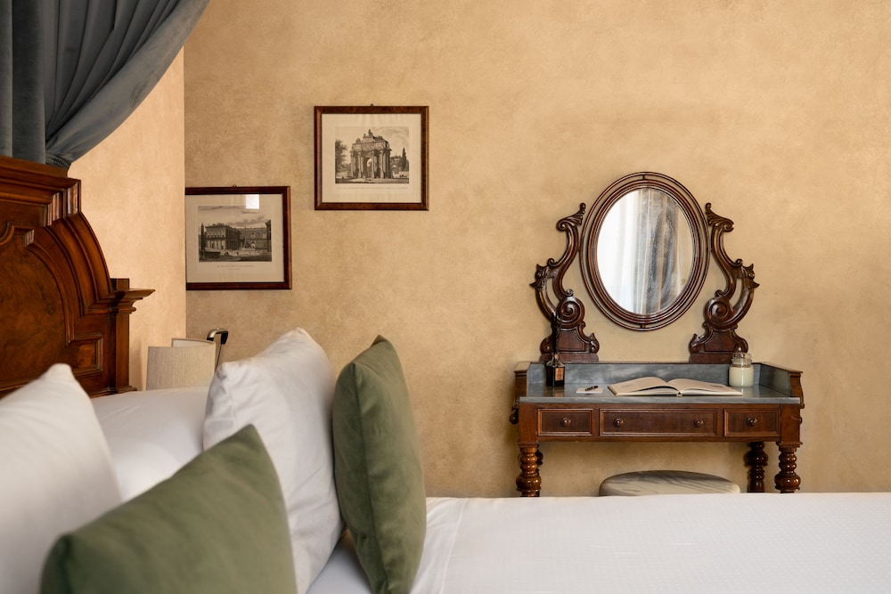 Loggiato dei Serviti — Hotel rooms in Florence, Tuscany