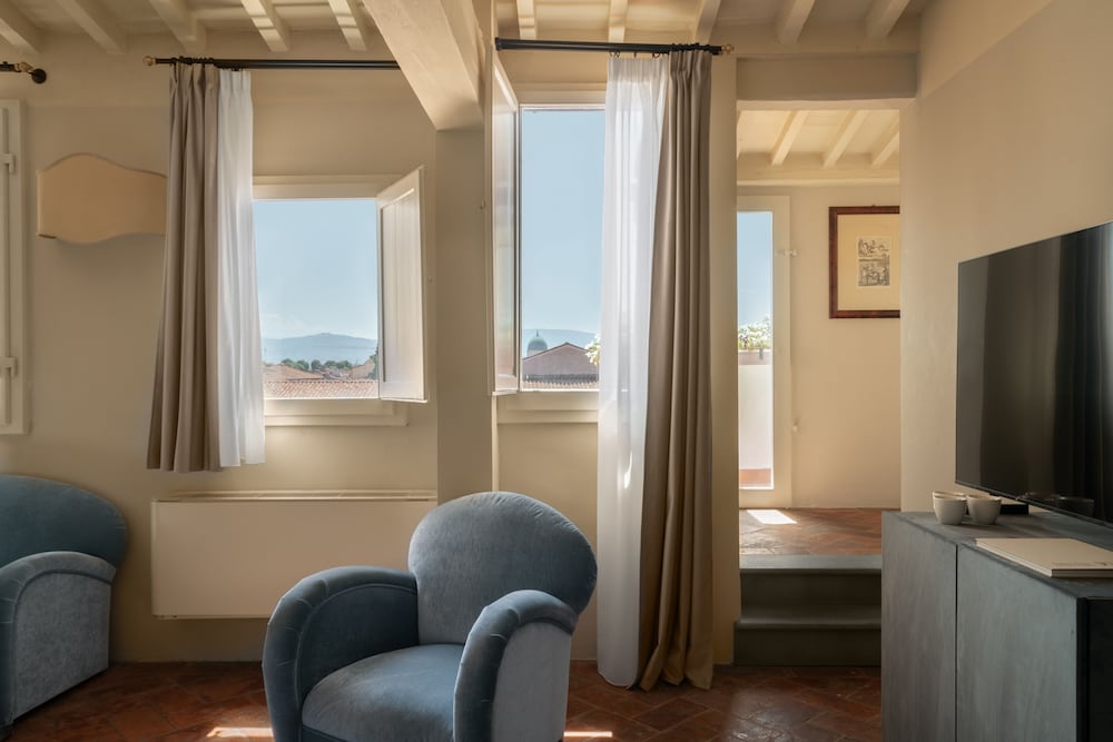 Loggiato dei Serviti — Hotel rooms in Florence, Tuscany