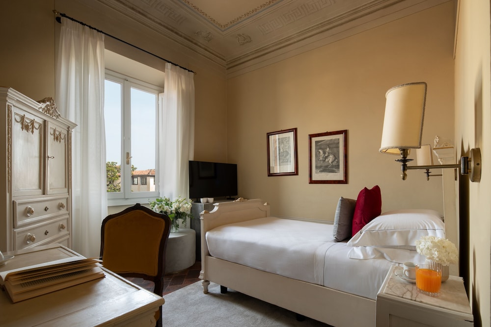 Loggiato dei Serviti — Hotel rooms in Florence, Tuscany