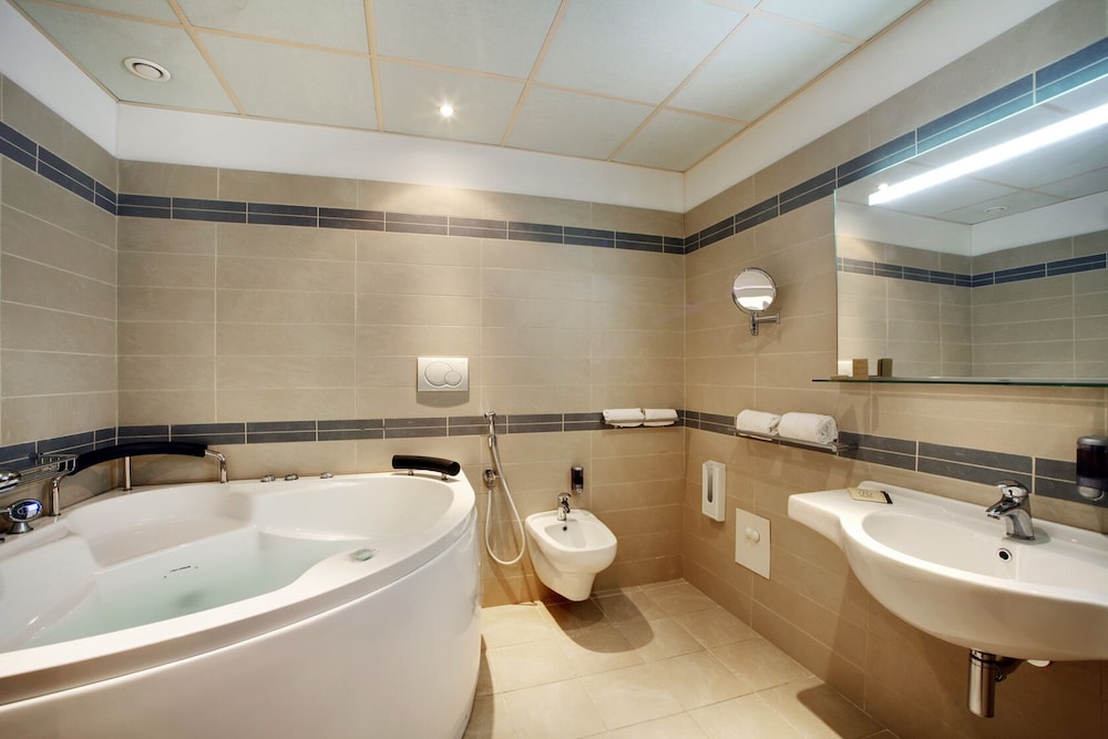 Cocca Hotel Royal Thai SPA — Hotel rooms in Sarnico, Lombardy