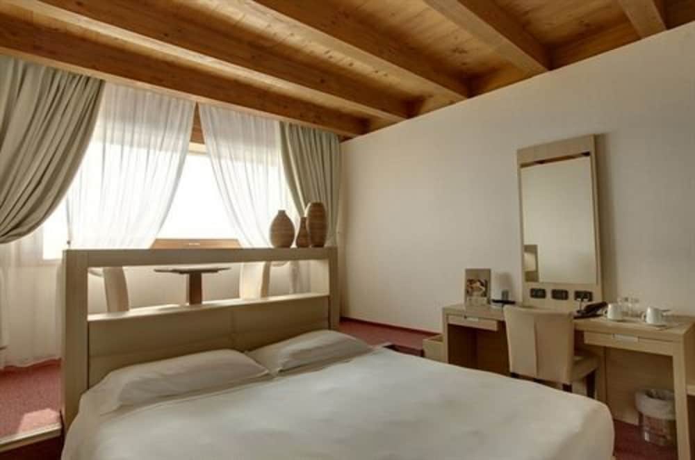 Cocca Hotel Royal Thai SPA — Hotel rooms in Sarnico, Lombardy