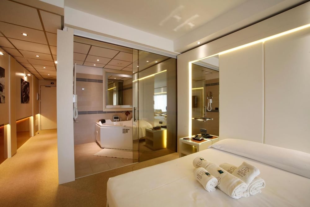 Cocca Hotel Royal Thai SPA — Hotel rooms in Sarnico, Lombardy