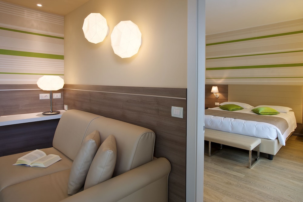 Enjoy Garda Hotel — Hotel rooms in Peschiera del Garda, Veneto