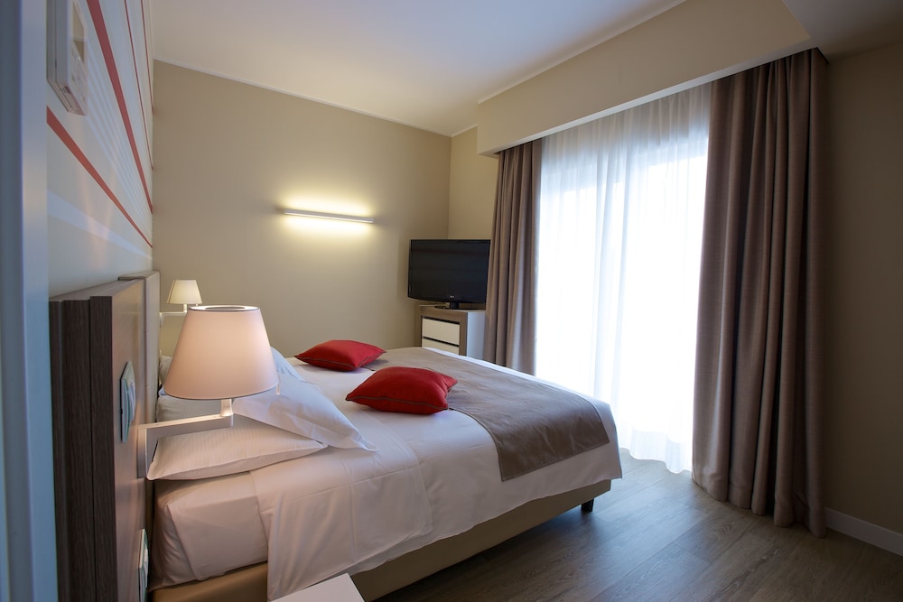 Enjoy Garda Hotel — Hotel rooms in Peschiera del Garda, Veneto