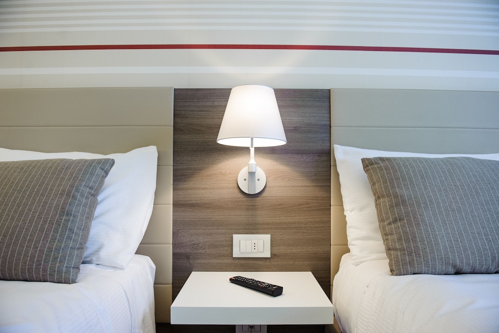 Enjoy Garda Hotel — Hotel rooms in Peschiera del Garda, Veneto