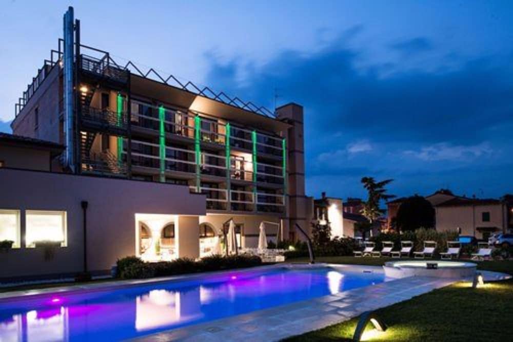 Enjoy Garda Hotel — Hotel building in Peschiera del Garda, Veneto