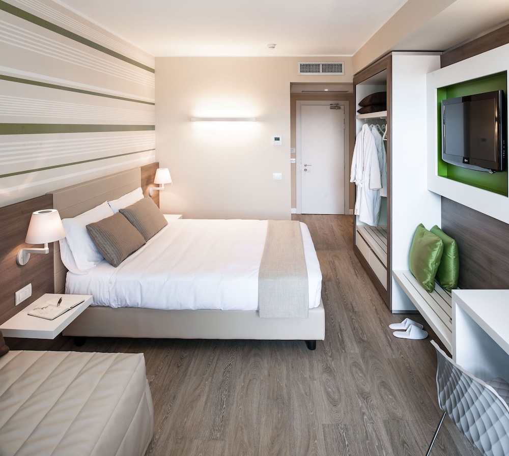 Enjoy Garda Hotel — Hotel rooms in Peschiera del Garda, Veneto