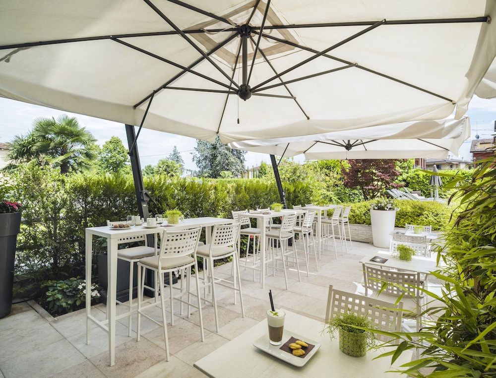 Enjoy Garda Hotel — Restaurant & bars in Peschiera del Garda, Veneto