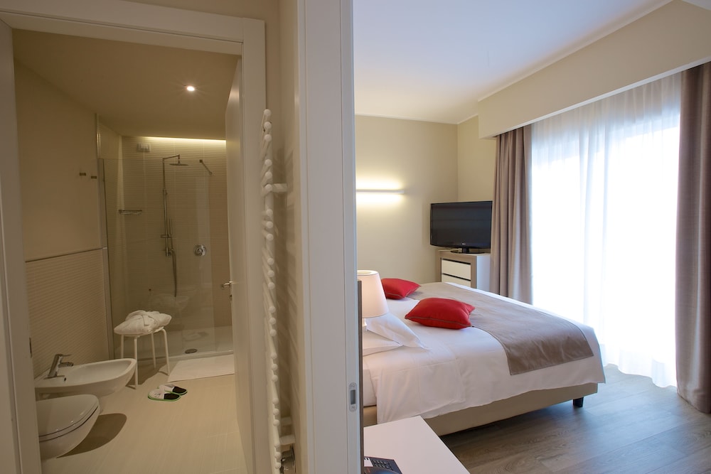Enjoy Garda Hotel — Hotel rooms in Peschiera del Garda, Veneto