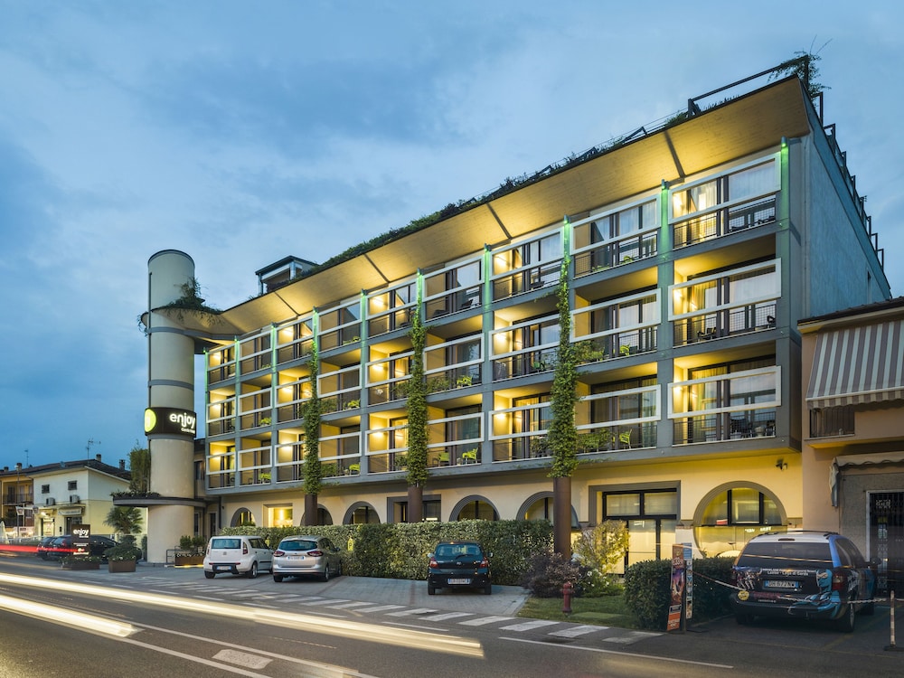 Enjoy Garda Hotel — Hotel building in Peschiera del Garda, Veneto