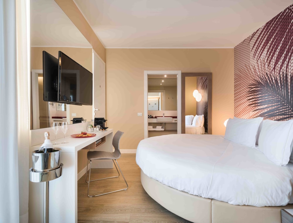 Enjoy Garda Hotel — Hotel rooms in Peschiera del Garda, Veneto