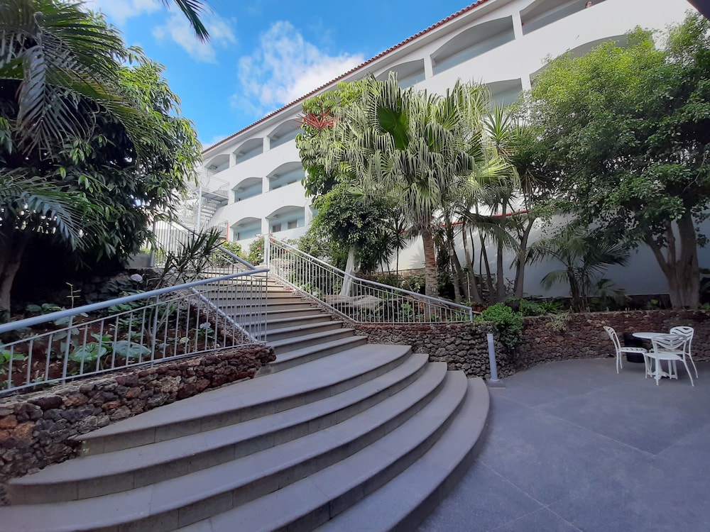 Rocamar Lido Resort — Hotel building in Santa Cruz, Madeira